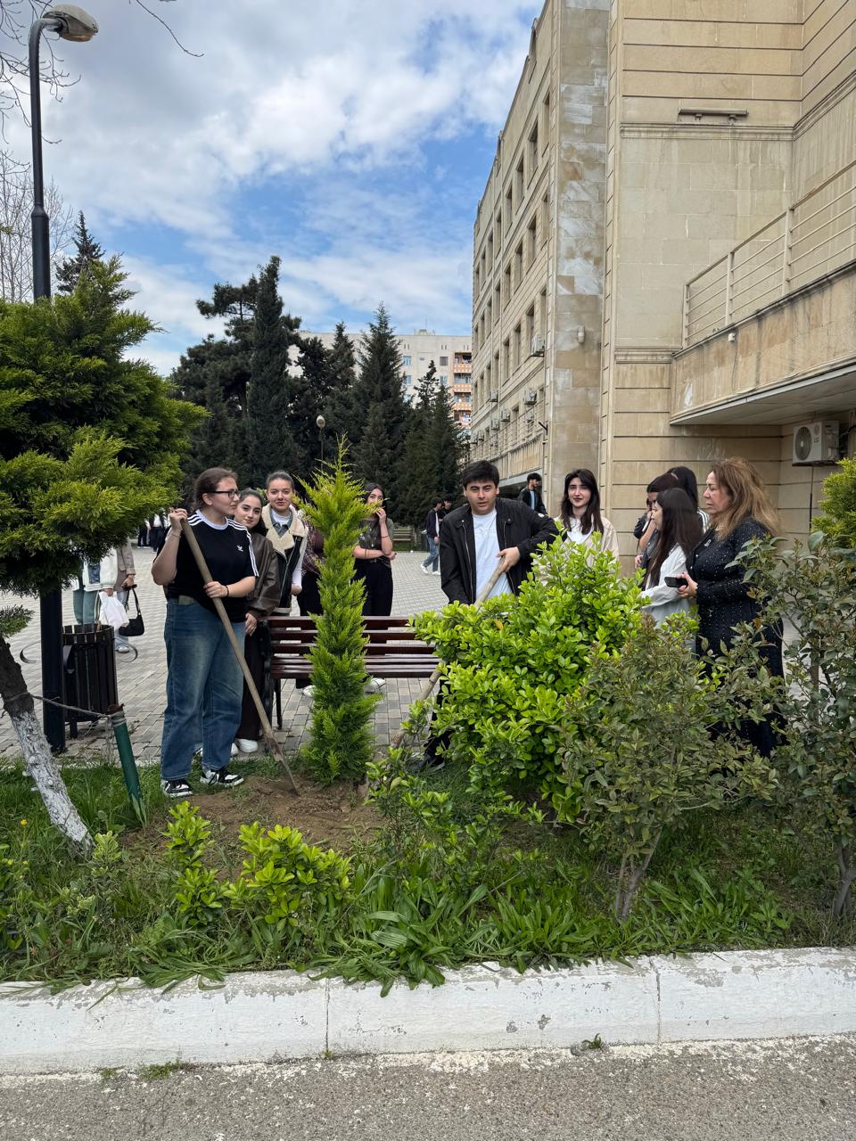 Kollecdə tələbələrin təşəbbüsü ilə yaşıllaşdırma aksiyası keçirilib.